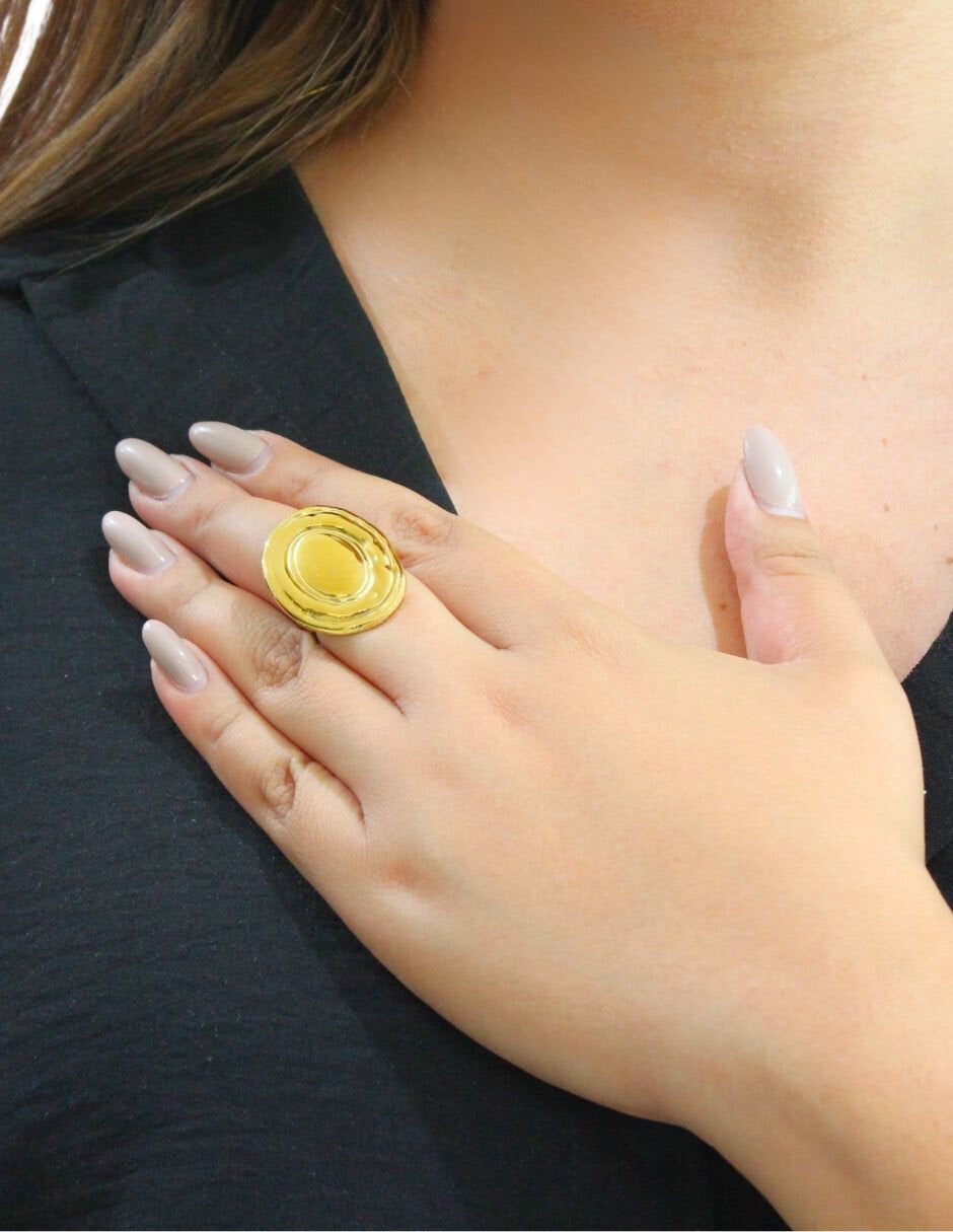Anillo Oval Con Lineas Redondos Dorado Ajustable
