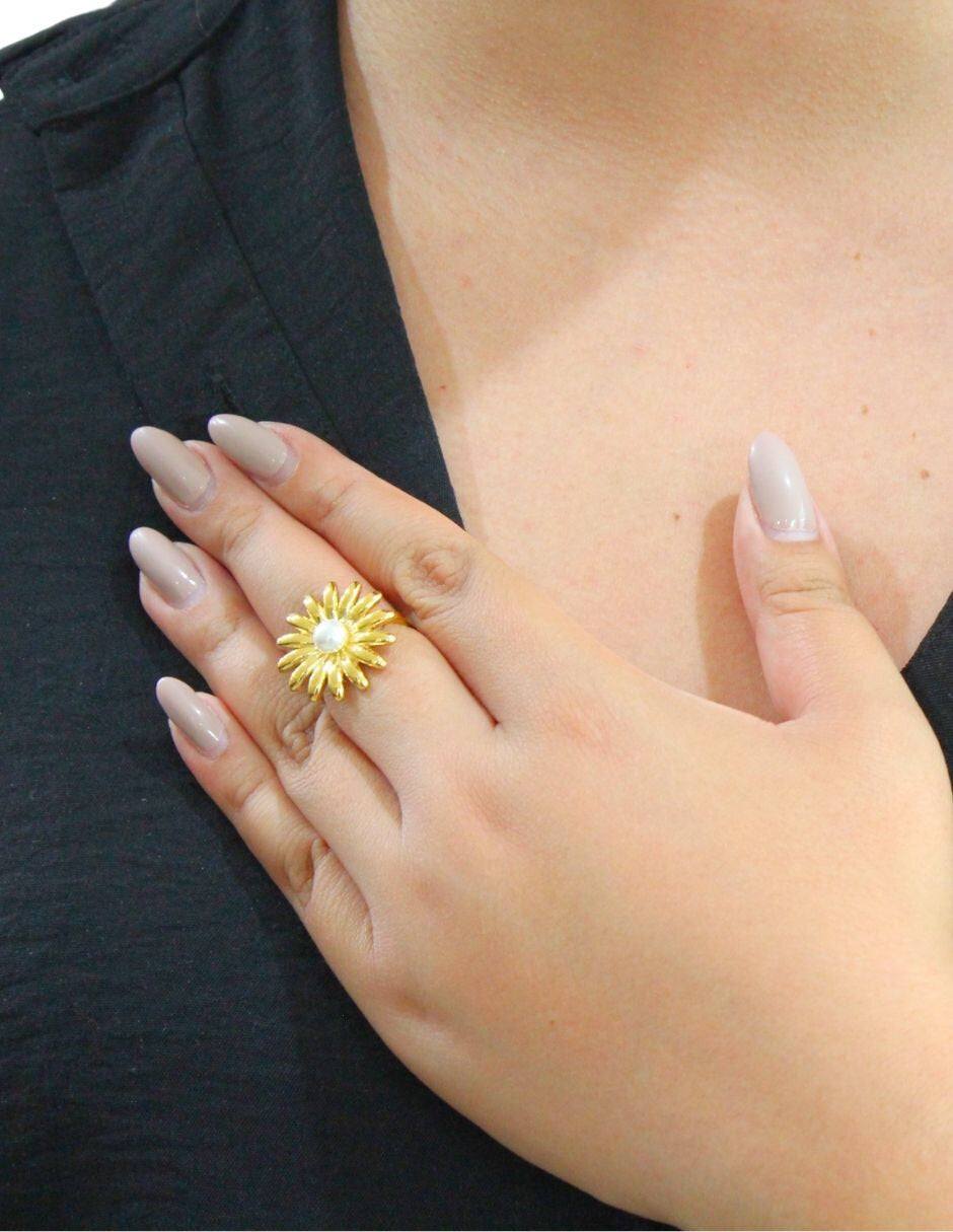 Anillo Ajustable Flor Con perlita Dorado