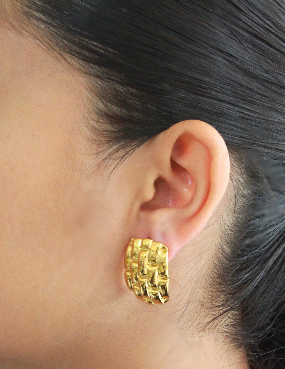 Arete Rectángulo Martillado Dorado