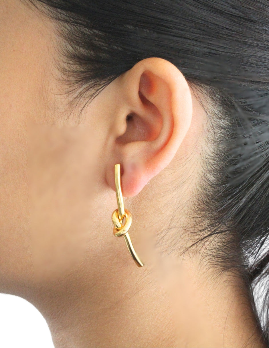 Arete Barra Nudo Dorado