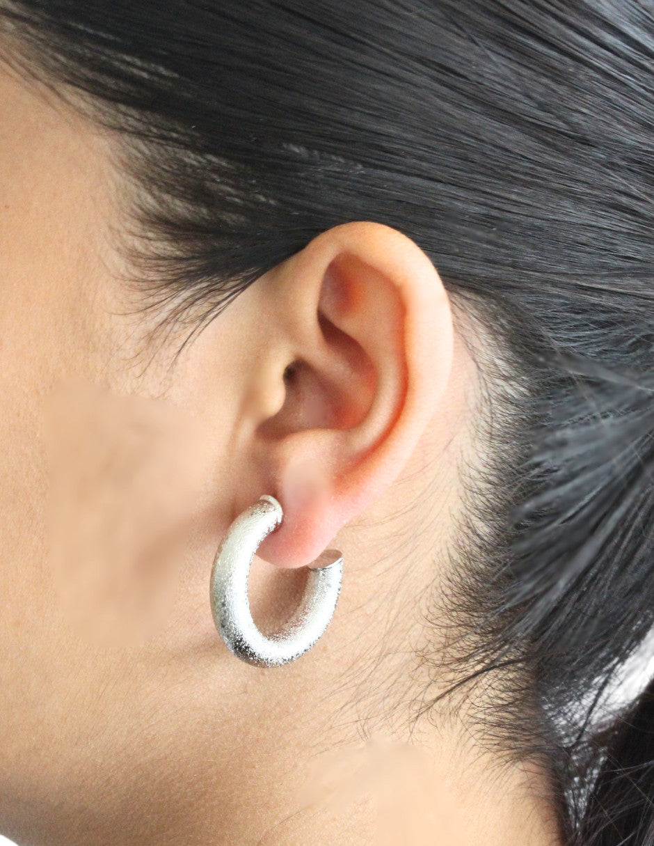 Arete Tubo Medio Circulo Plateado Mate