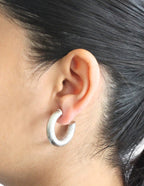 Arete Tubo Medio Circulo Plateado Mate