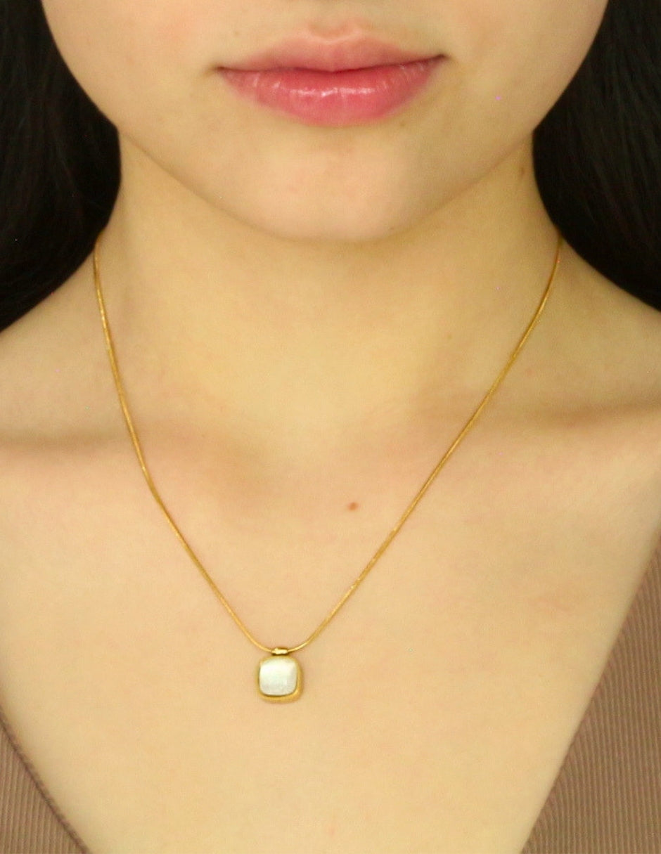 Collar Dije Piedrita Beigue Cuadrada