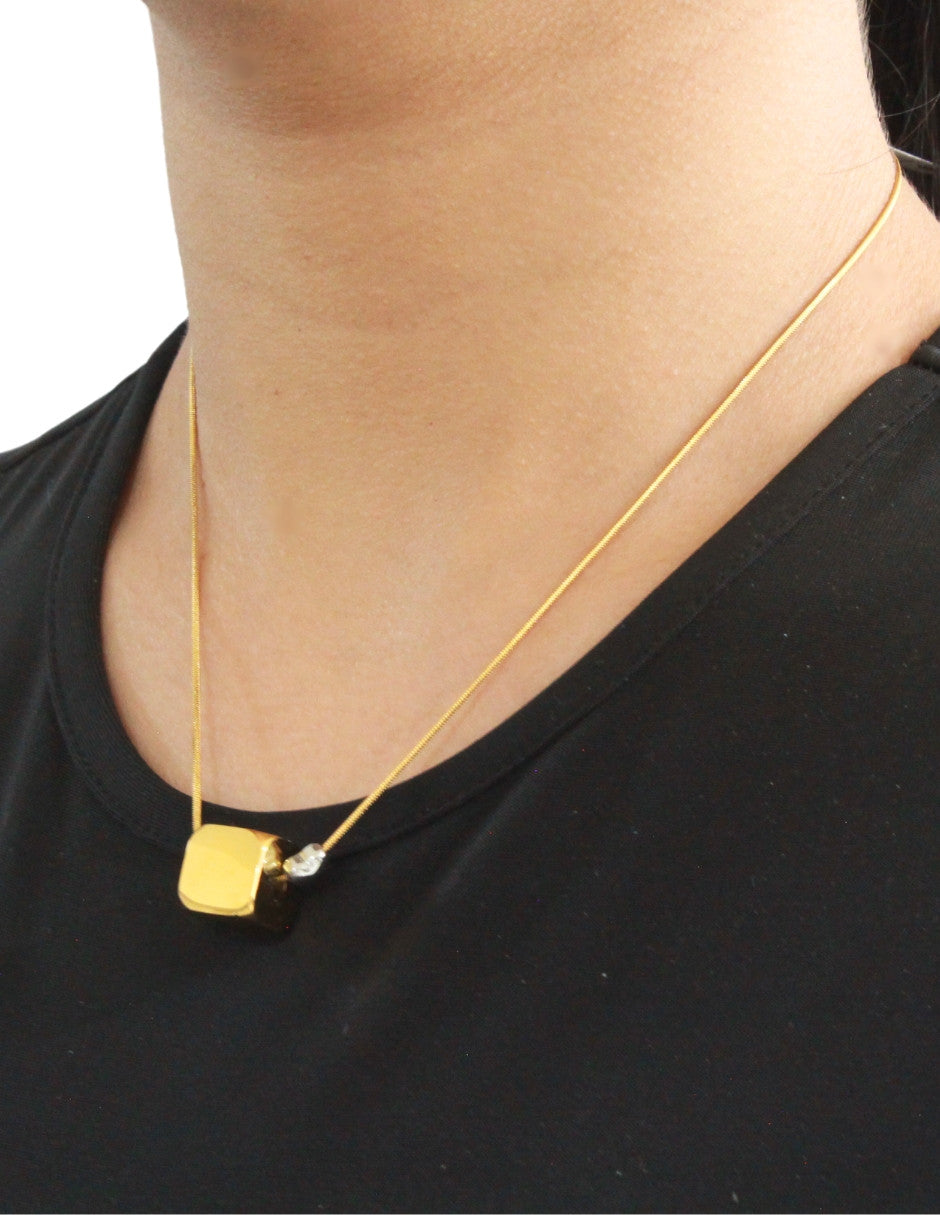 Collar Cubo Grande Dorado