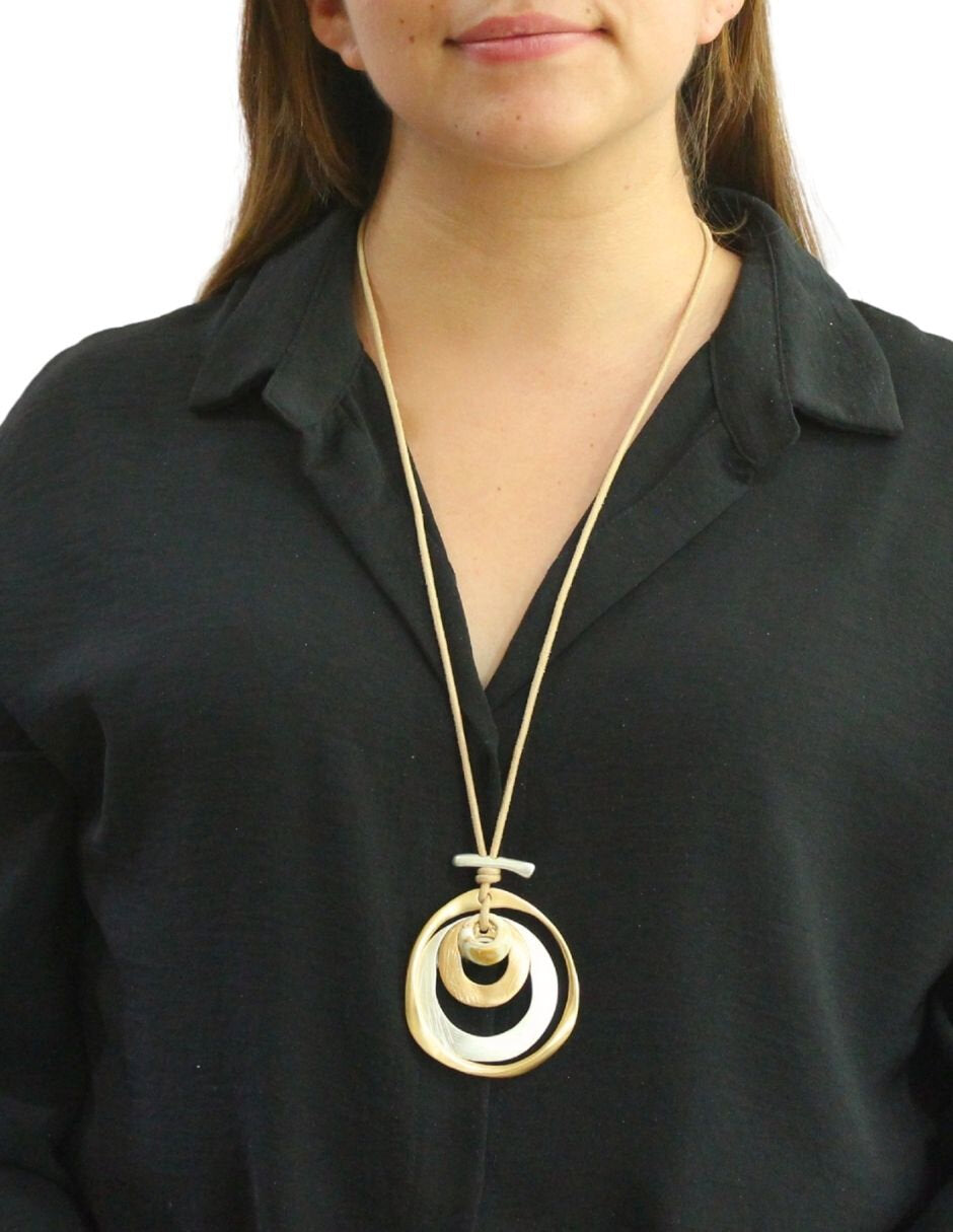 Collar Chapa Cordon Beige Redondo con plateado Mate