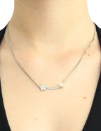 Collar NUVI Flor Curvo Cristal Plateado