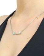 Collar NUVI Flor Curvo Cristal Plateado